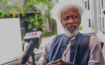 Laureatul Nobel Wole Soyinka a povestit cum a fost jefuit pe aeroportul din București înainte de a ajunge la FITS: „Șoferul de taxi m-a dus într-un loc izolat, a scos un POS și insista: «Introdu PIN-ul, introdu PIN-ul»”