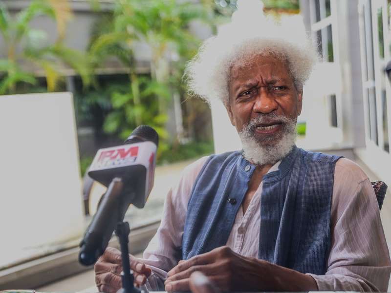 Laureatul Nobel Wole Soyinka a povestit cum a fost jefuit pe aeroportul din București înainte de a ajunge la FITS: „Șoferul de taxi m-a dus într-un loc izolat, a scos un POS și insista: «Introdu PIN-ul, introdu PIN-ul»”