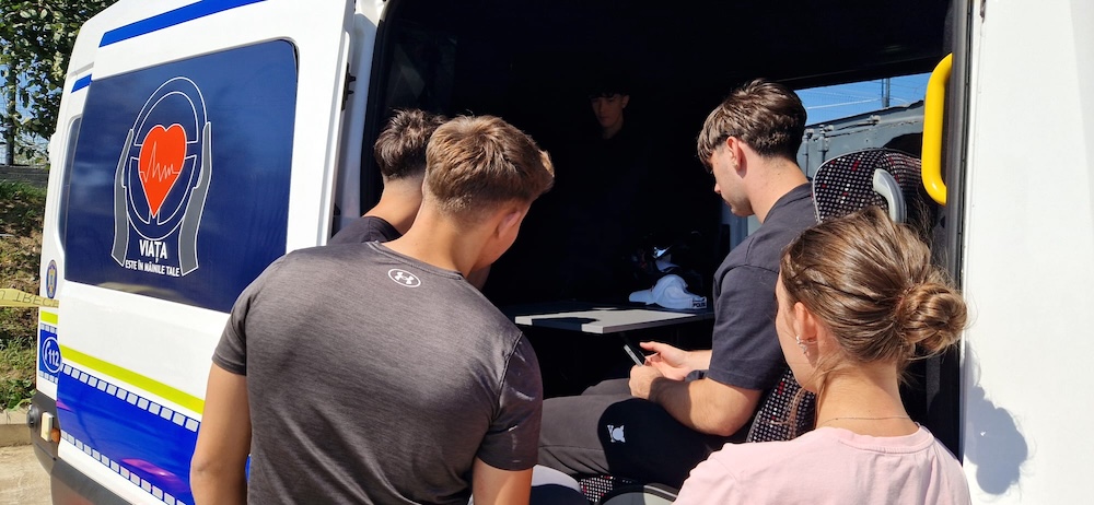 ”Uneori trebuie să le spui direct”. Imagini din accidente prezentate tinerilor șoferi din Sibiu, pentru a-i face conștienți la volan