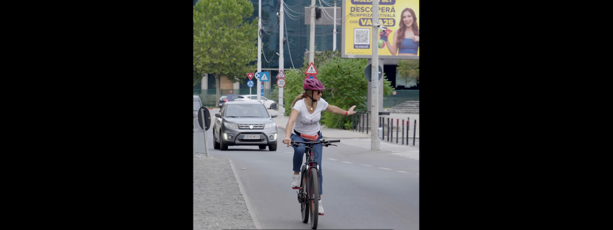„Șoferi, când observați semnalul unui biciclist, renunțați la depășire. Și rămâneți în spatele lui până încheie manevra”. Urban Bike Revolution prezintă situații din trafic și sfaturi pentru bicicliști și șoferi