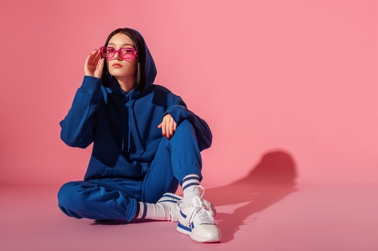 Cum să-ți accesorizezi hanoracul pentru un look feminin