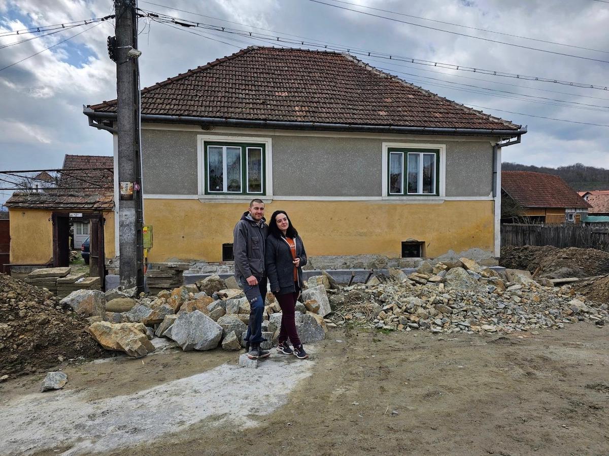 Un cuplu a renunțat la București pentru liniștea unui sat din Sibiu, unde renovează o casă din anul 1940: Am trecut de la o garsonieră de 20 de metri pătrați, la o curte de 2.000
