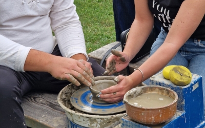 Sute de vizitatori la atelierul de olărit susținut de Ionuț Bâscu, în weekend, în Muzeul Astra