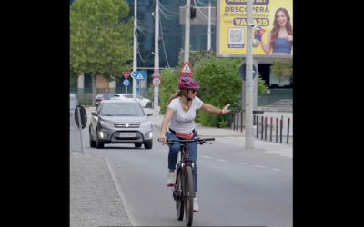 „Șoferi, când observați semnalul unui biciclist, renunțați la depășire. Și rămâneți în spatele lui până încheie manevra”. Urban Bike Revolution prezintă situații din trafic și sfaturi pentru bicicliști și șoferi
