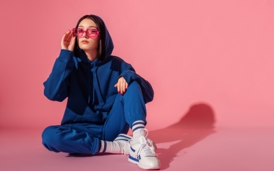 Cum să-ți accesorizezi hanoracul pentru un look feminin
