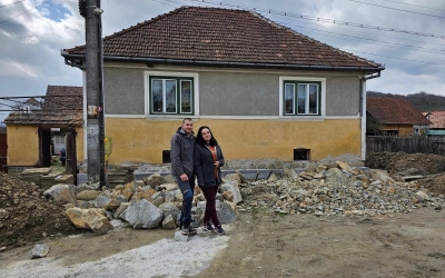 Un cuplu a renunțat la București pentru liniștea unui sat din Sibiu, unde renovează o casă din anul 1940: Am trecut de la o garsonieră de 20 de metri pătrați, la o curte de 2.000