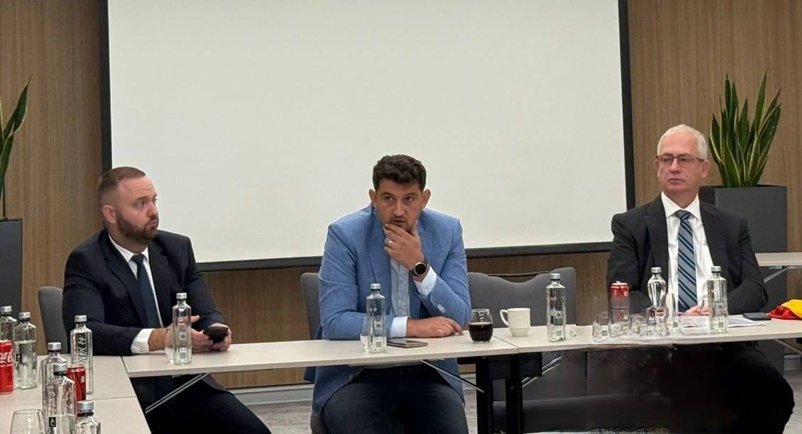 Asociația Aeroporturilor din România are o nouă conducere: directorul Aeroportului Sibiu a fost ales secretar general. Prim-vicepreședinte e cumnatul Olguței Vasilescu