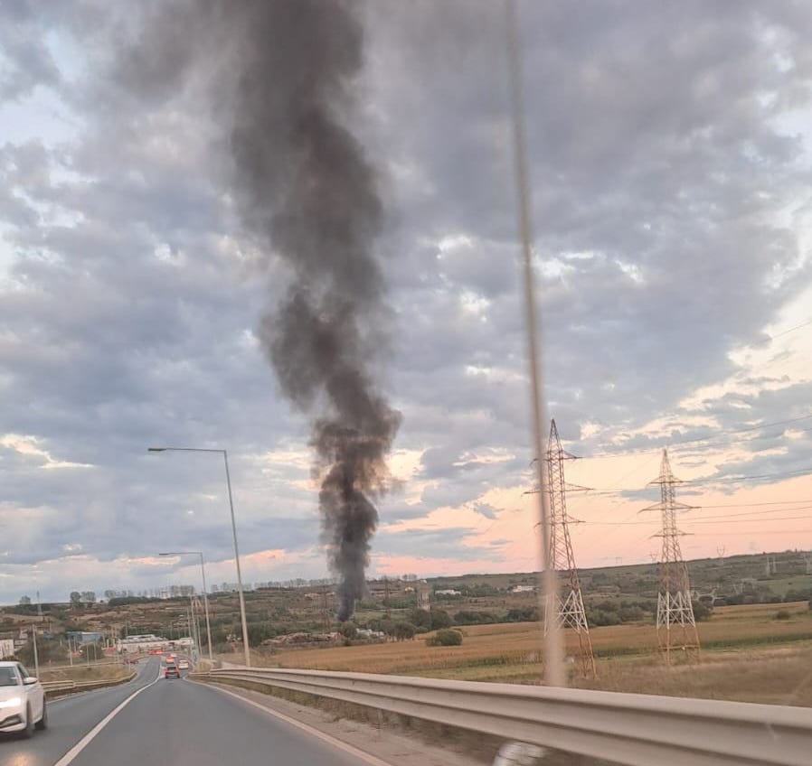 VIDEO - Incendiu de deșeuri la ieșirea din Sibiu spre Agnita. ISU intervine cu mai multe autospeciale