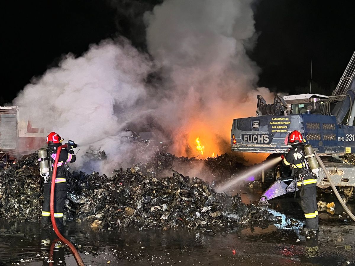 FOTO / VIDEO - Actualizare: Incendiu de deșeuri la ieșirea din Sibiu spre Agnita. ISU intervine cu mai multe autospeciale