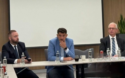Asociația Aeroporturilor din România are o nouă conducere: directorul Aeroportului Sibiu a fost ales secretar general. Prim-vicepreședinte e cumnatul Olguței Vasilescu