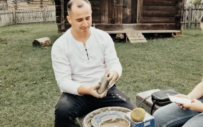 „M-am născut în familie de olari și am furat meseria aceasta de la bunicul meu”. Ionuț Bâscu a susținut ateliere de olărit în Muzeul Astra