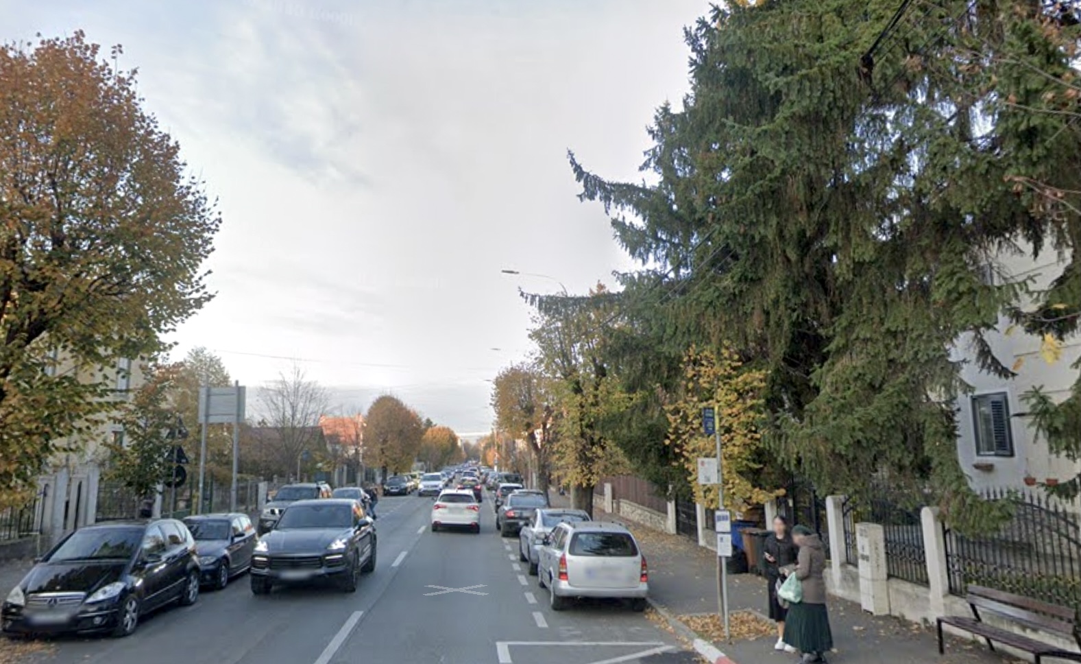 Zeci de sibieni care locuiesc pe Bulevardul Victoriei s-au trezit marți fără mașinile parcate în fața casei. Primăria le-a mutat pentru exercițiul militar