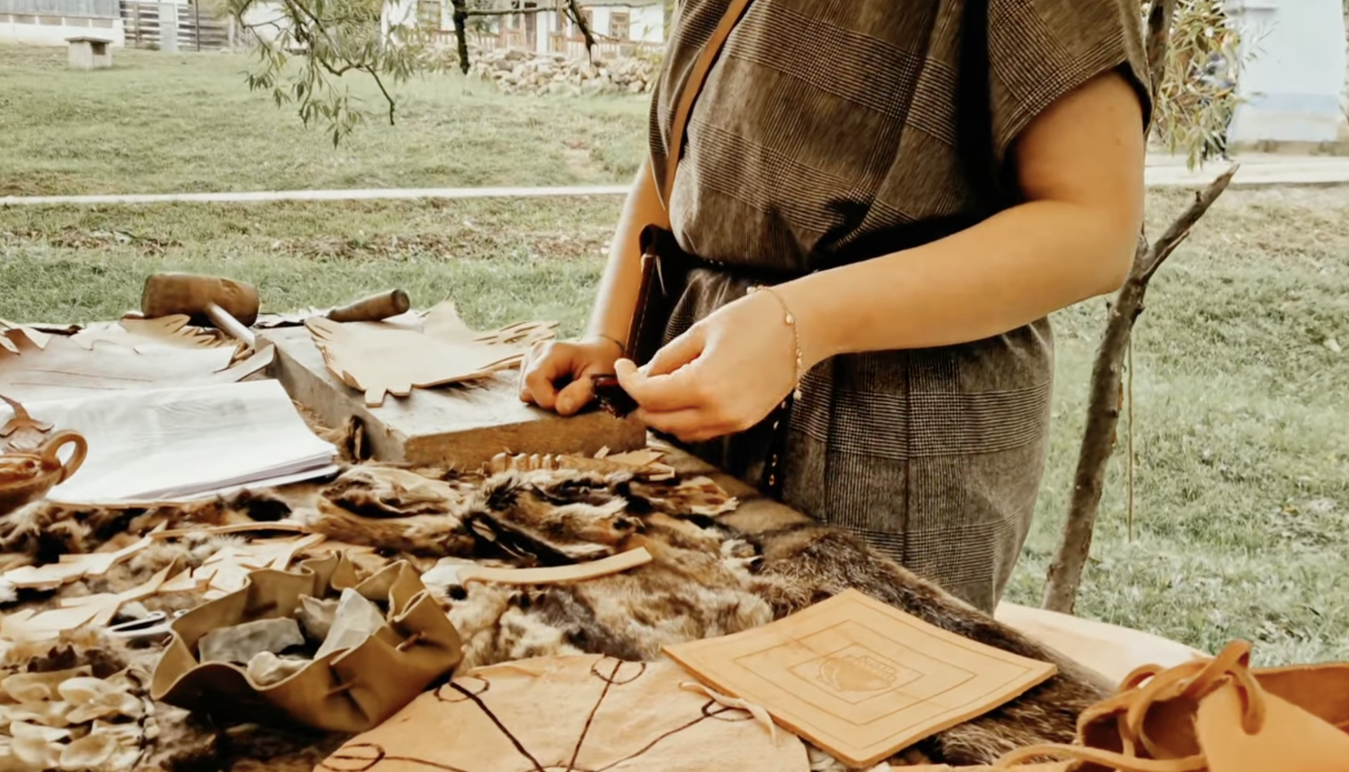 Demonstrații de confecționare a opincilor celtice, germanice și carbatine, în cadrul programului ANIMĂ ASTRA