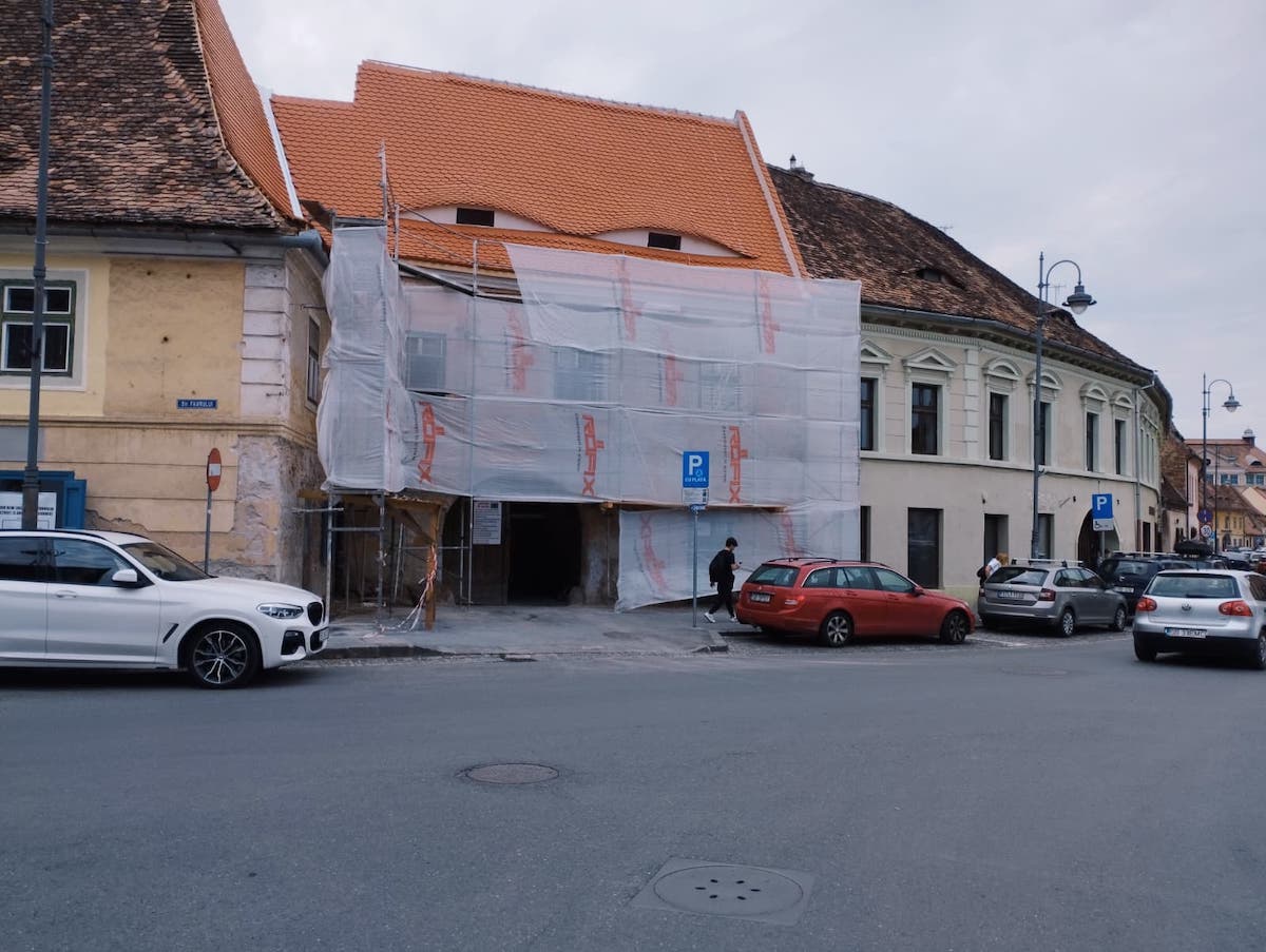 Reparațiile la clădirea fostului han „La Mielul Alb” se apropie de sfârșit. A fost descoperită o ușă din 1550. Director Urbana: „Urmează lucrările pe care o să le vadă sibianul, turistul și oricine studiază și admiră un monument istoric”