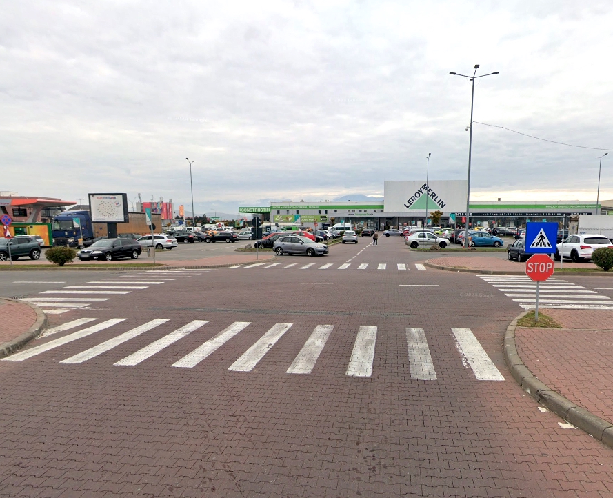 Accident în parcarea mall-ului din Șelimbăr, din cauza neacordării de prioritate: o tânără a fost transportată la spital