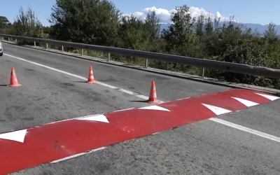 Drumarii au vopsit în roșu cu alb calmatoarele de trafic de la Bavaria și spre Cisnădioara. Unii șoferi se plâng de o săptămână că nu sunt foarte vizibile