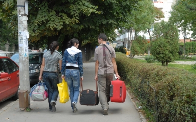 Pe ultima sută de metri, studenții din Sibiu care nu au prins loc în cămine, își caută chirii. Agent imobiliar: Preferă garsonierele și apartamentele cu două camere și încearcă să negocieze