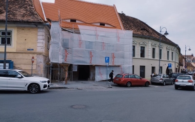 Reparațiile la clădirea fostului han „La Mielul Alb” se apropie de sfârșit. A fost descoperită o ușă din 1550. Director Urbana: „Urmează lucrările pe care o să le vadă sibianul, turistul și oricine studiază și admiră un monument istoric”