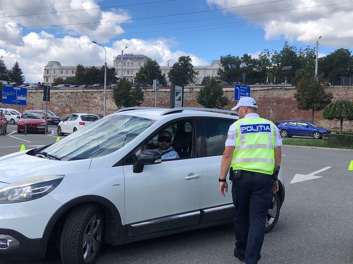 „Nu a fost greu, a fost exagerat de greu”. Șoferii sibieni au testat cum e să conduci sub influența alcoolului, în parcarea Teatrului Național Radu Stanca