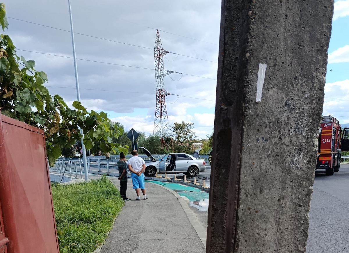 Un sibian a rămas fără mașină, după ce aceasta a luat foc