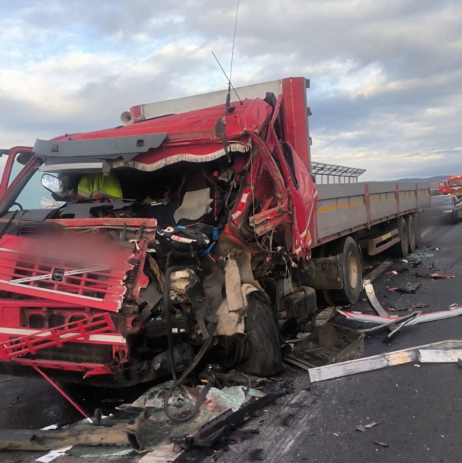 Accident între două TIR-uri pe autostrada Sibiu-Sebeș