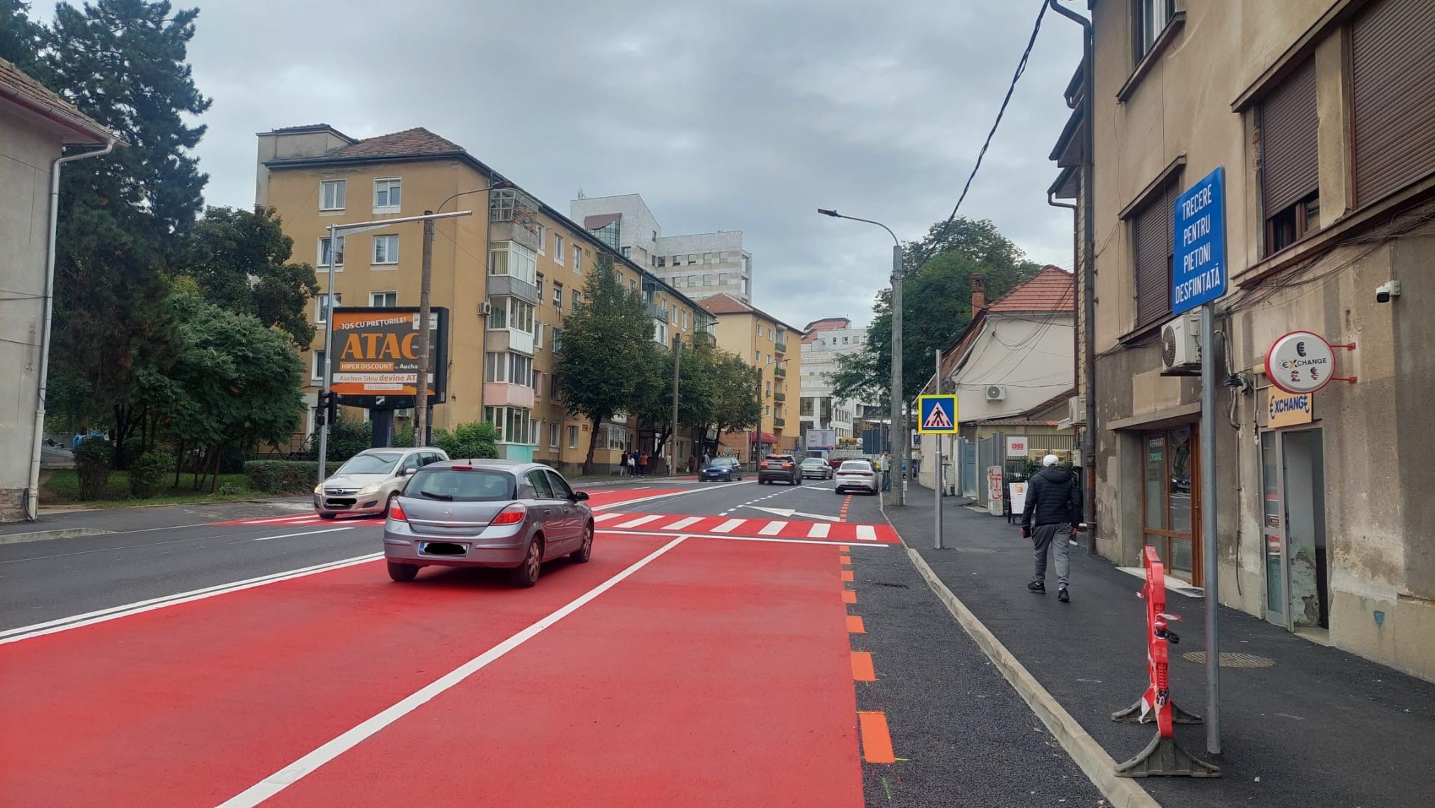 Noile marcaje rutiere de pe Calea Dumbrăvii. Polițiștii au dat avertismente șoferilor care au oprit pe locurile de parcare desființate