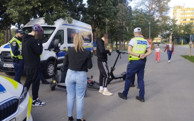 „Mama, m-a oprit poliția. Am cască, dar nu am buletinul, mi-l trimiți, te rog?”. Poliția și DGASPC, cu ochii pe bicicliști și trotinetiști într-o acțiune de prevenție: doi copii amendați, alți 26 avertizați