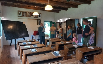 Ateliere de confecționare a mobilierului arhaic și incursiune în viața școlarilor din trecut, în weekend, la Muzeul Astra