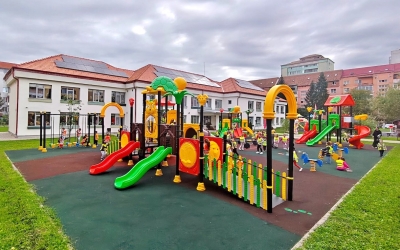 260 de copii de la „Elefănțelul Curios” din Sibiu au acum un nou parc de joacă modern, realizat printr-o investiție de 300.000 de euro a E.ON Energie România