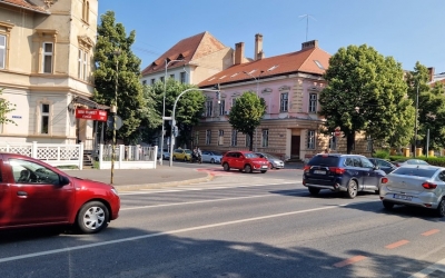 Un șofer a intrat pe sens interzis, azi noapte, pe Banatului, a abandonat apoi mașina, dar a fost prins de polițiști. A refuzat testarea pentru alcool
