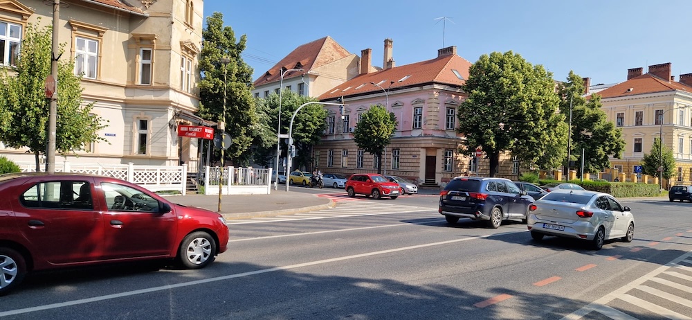 Un șofer a intrat pe sens interzis, azi noapte, pe Banatului, a abandonat apoi mașina, dar a fost prins de polițiști. A refuzat testarea pentru alcool