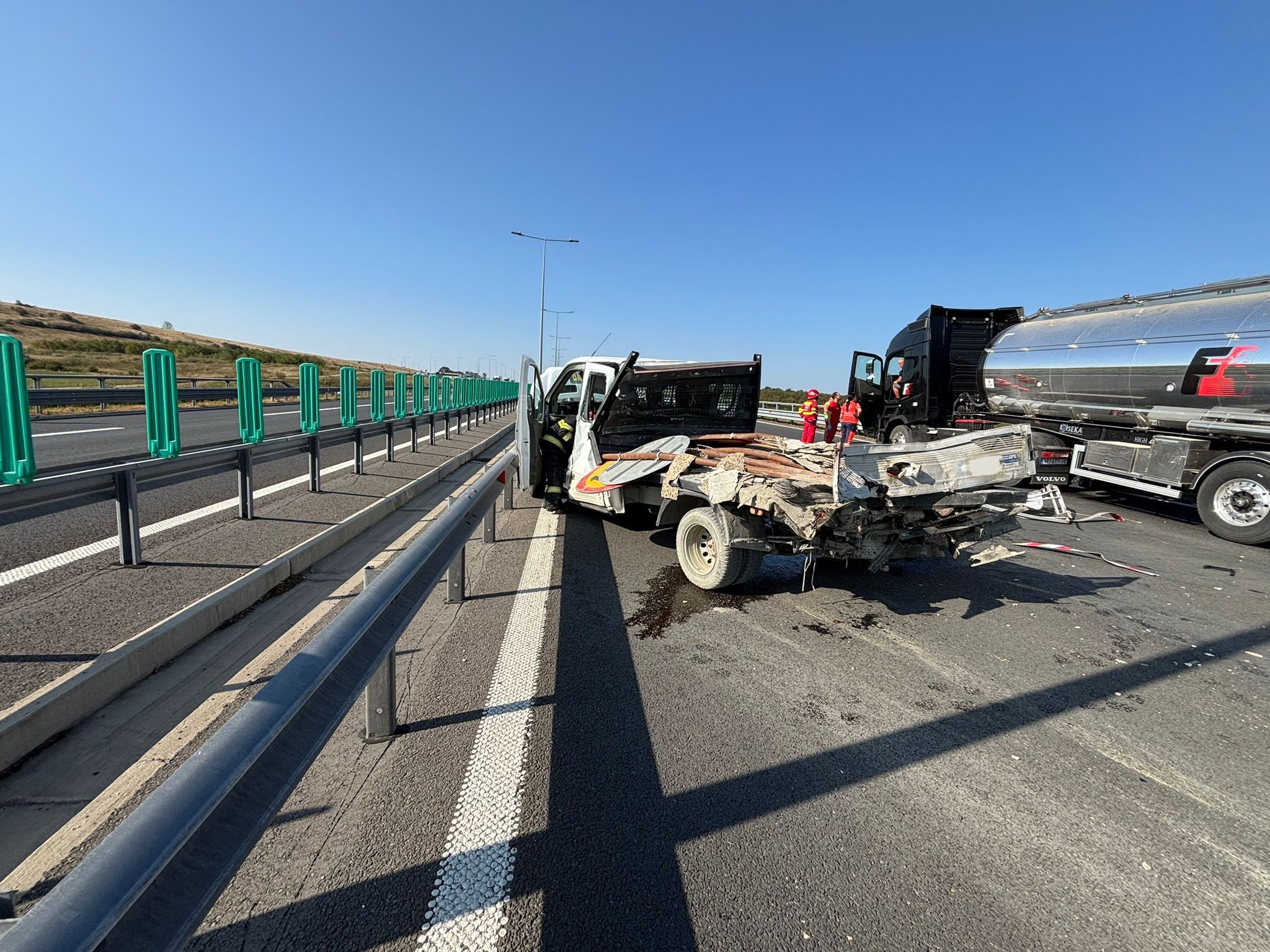 Actualizare. Trei morți în accidentul grav de pe Autostrada A1, la Boița. Victimele, în vârstă de 19, 20 și 37 de ani, efectuau marcaje rutiere pe banda 1, când au fost lovite în plin de un TIR