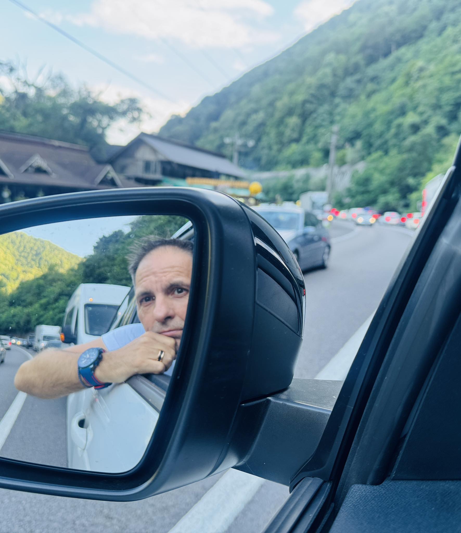Dan Negru, blocat în traficul de pe Valea Oltului: „Pe ce se duc banii mei din impozite ? Că pe șosele, clar nu se duc”. Se cheltuie 3,34 miliarde de euro pentru Sibiu - Pitești