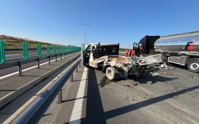Actualizare. Trei morți în accidentul grav de pe Autostrada A1, la Boița. Victimele, în vârstă de 19, 20 și 37 de ani, efectuau marcaje rutiere pe banda 1, când au fost lovite în plin de un TIR
