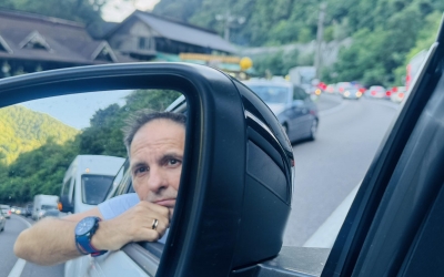 Dan Negru, blocat în traficul de pe Valea Oltului: „Pe ce se duc banii mei din impozite ? Că pe șosele, clar nu se duc”. Se cheltuie 3,34 miliarde de euro pentru Sibiu - Pitești