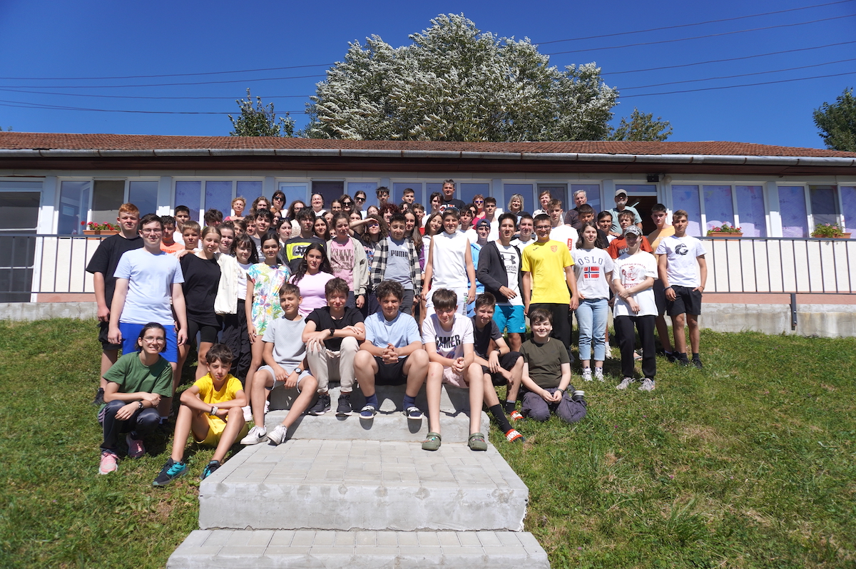 66 de elevi sibieni au participat la Tabăra de Fizică de la Cisnădioara din această vară. Profesor: „ Este un spațiu unde se nasc prietenii și pasiuni pentru cercetare”