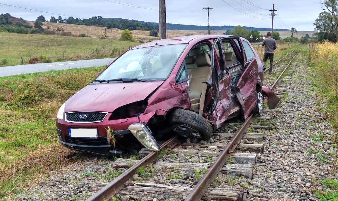 Mocănița, blocată de o mașină abandonată pe șine după un accident rutier: „De 10 ani circulăm intens pe acel sector”