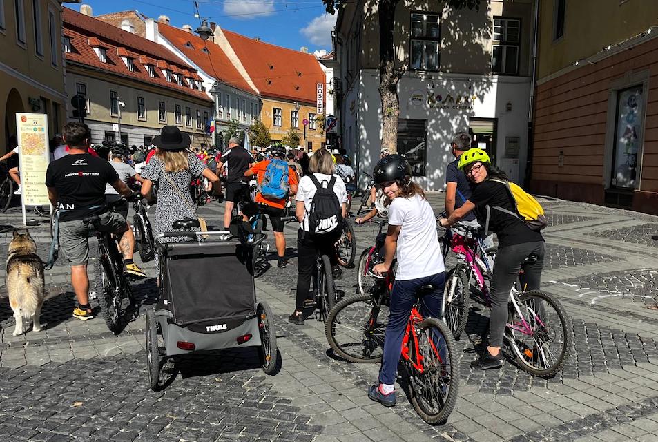 FOTO / VIDEO Mulți șoferi nu iubesc bicicliștii. Am fost printre cei aproape 300 de participanți la „Sibiul pedalează pentru toți”, un tur urban de 10 km