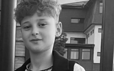 A murit Denis, băiatul de 13 ani rănit grav în accidentul cu trotineta electrică de lângă Podul Gării. Cunoscuți: „E foarte trist, dureros și nedrept ca un copil să-și părăsească părinții și prietenii astfel