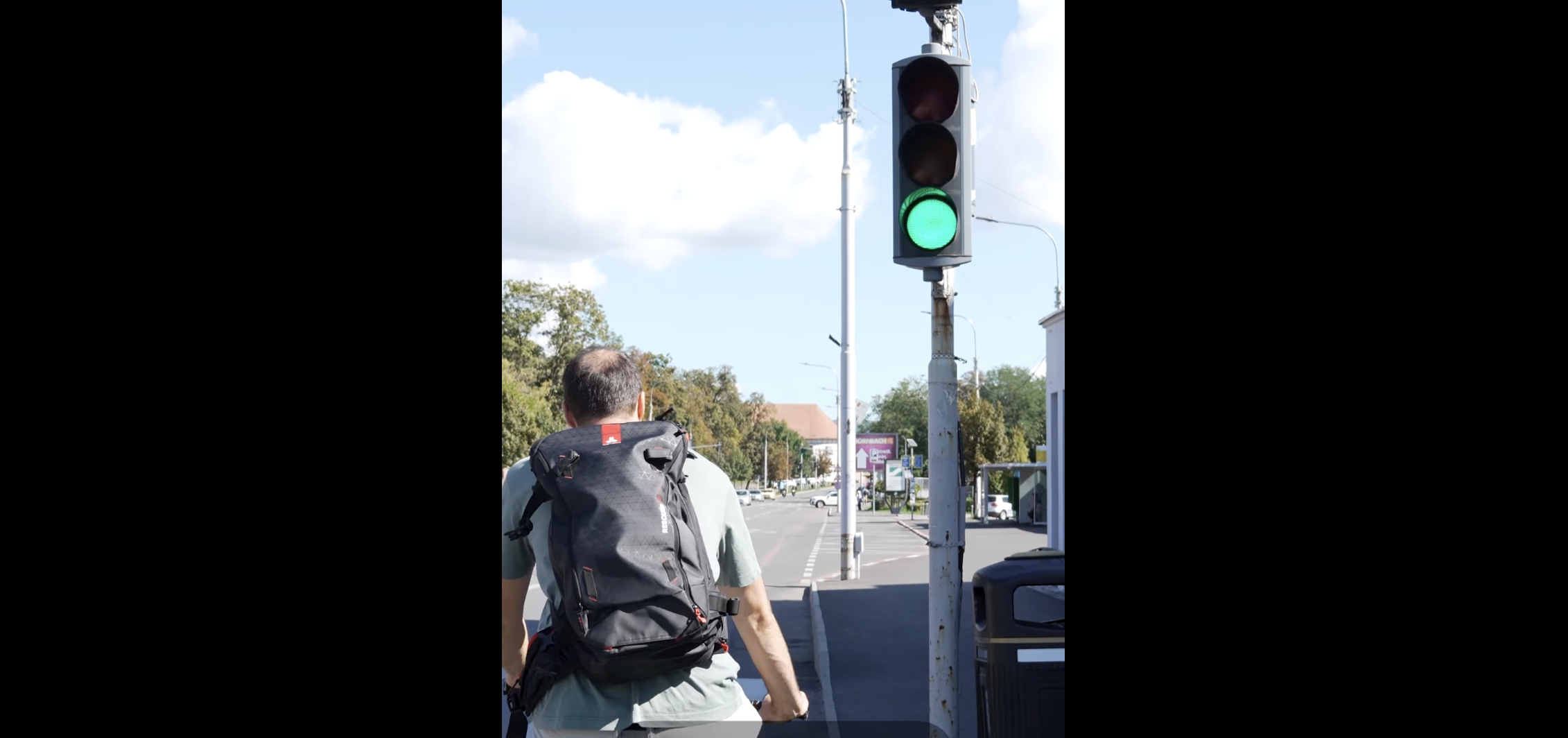 „Pe bicicletă ești vehicul. Dacă te dai jos și împingi bicicleta, te comporți ca pieton”. Urban Bike Revolution prezintă un nou episod din campania  „Cum circulăm în siguranță?”