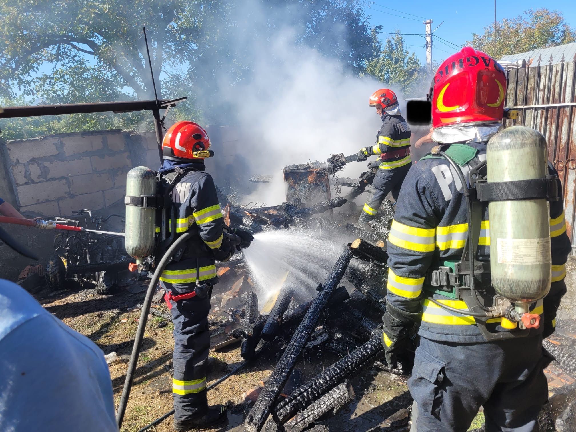O anexă gospodărească a luat foc din cauza unui scurtcircuit produs la bateria defectă a unui ATV