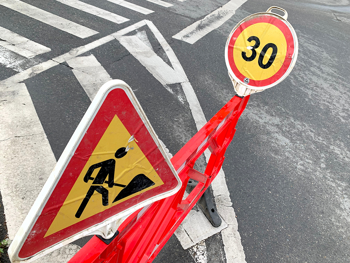 Timp de 2 luni traficul va fi restricționat pe un nou tronson din șoseaua Alba Iulia, iar str. Reconstrucției va fi închisă timp de o lună. Primăria anunță noi restricții de circulație pentru lucrări la rețele