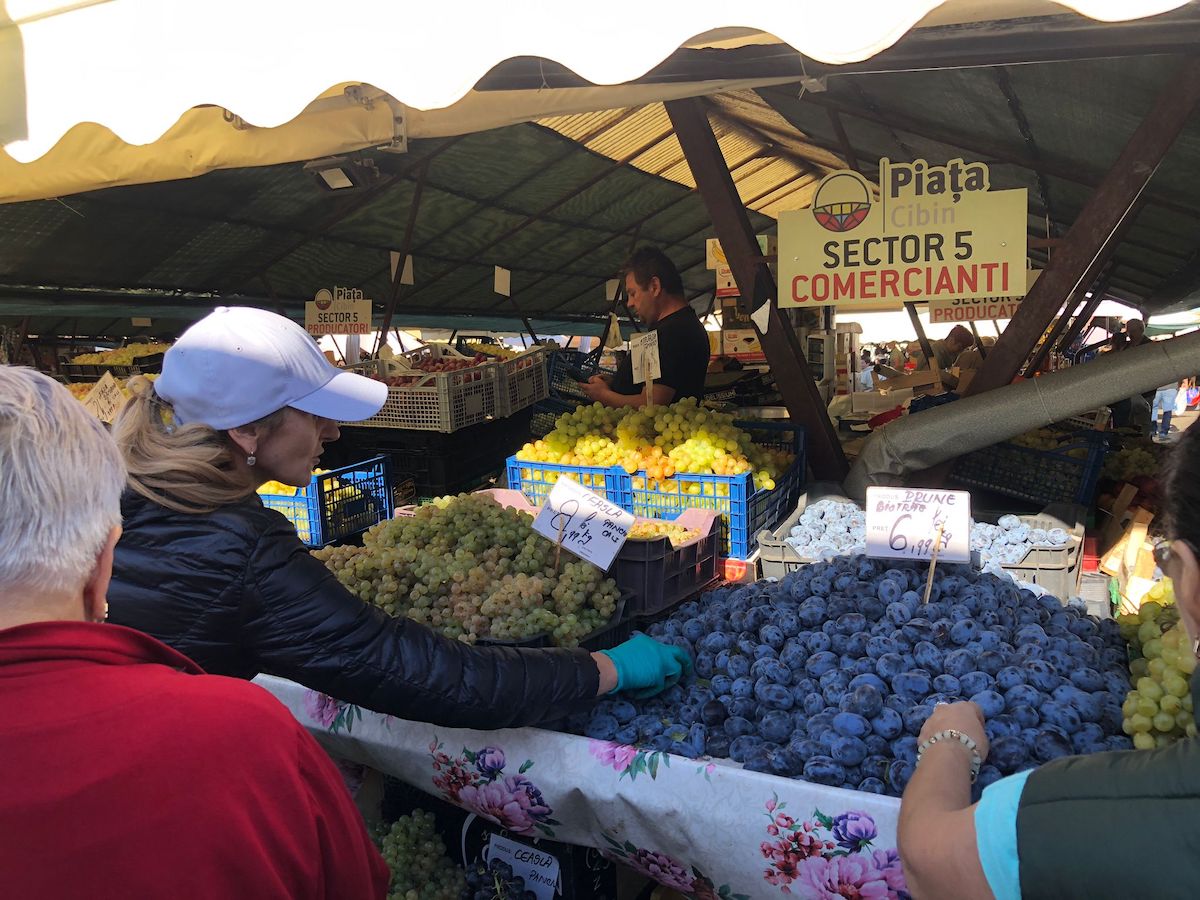 Strugurii și prunele, fructele toamnei, la mare căutare în Piața Cibin. Sibienii le cumpără pentru dulceață și compot