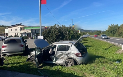 Patru răniți într-un accident pe DN14. Un șofer a vrut să intre într-o benzinărie și nu a observat o mașină aflată în depășire