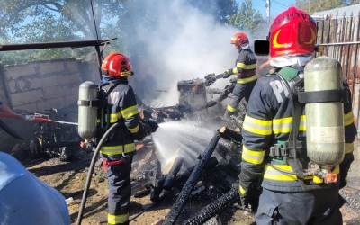 O anexă gospodărească a luat foc din cauza unui scurtcircuit produs la bateria defectă a unui ATV