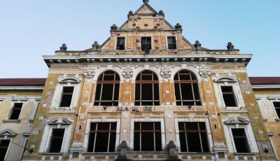 Reabilitarea Palatului de Justiție Sibiu: lucrările stagnează cu aproape 4.000 de euro pe lună, paza ruinei. Plus peste 70.000 de euro, chiria. Ministerul vrea să ridice clădiri noi în curtea clădirii