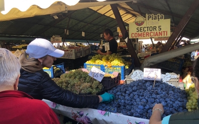Strugurii și prunele, fructele toamnei, la mare căutare în Piața Cibin. Sibienii le cumpără pentru dulceață și compot