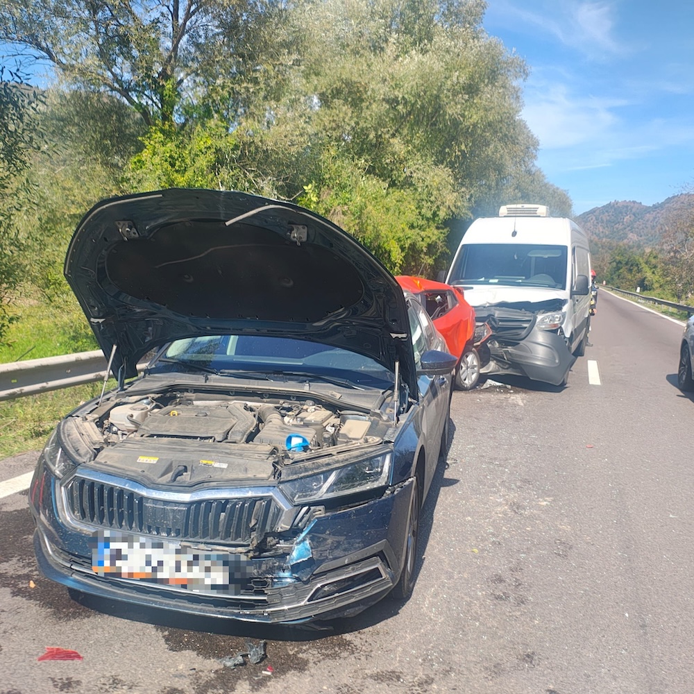 Accident în lanț pe Valea Oltului, patru mașini implicate. Traficul se desfășoară alternativ