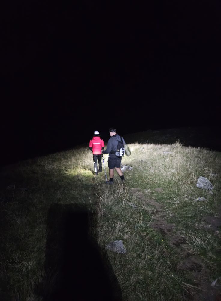 Salvamont Sibiu după recuperarea din munți a unui turist epuizat: Nu vă lăsați colegii de tură în urmă. Alegeți traseele în funcție de condiția fizică