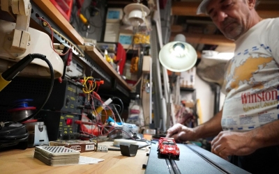 Circuit de Formula 1, în miniatură, construit de un italian la Avrig. „Macheta este potrivită pentru o cursă contratimp”